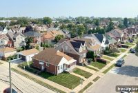10 Warning Signs a Neighborhood Is Starting to Decline