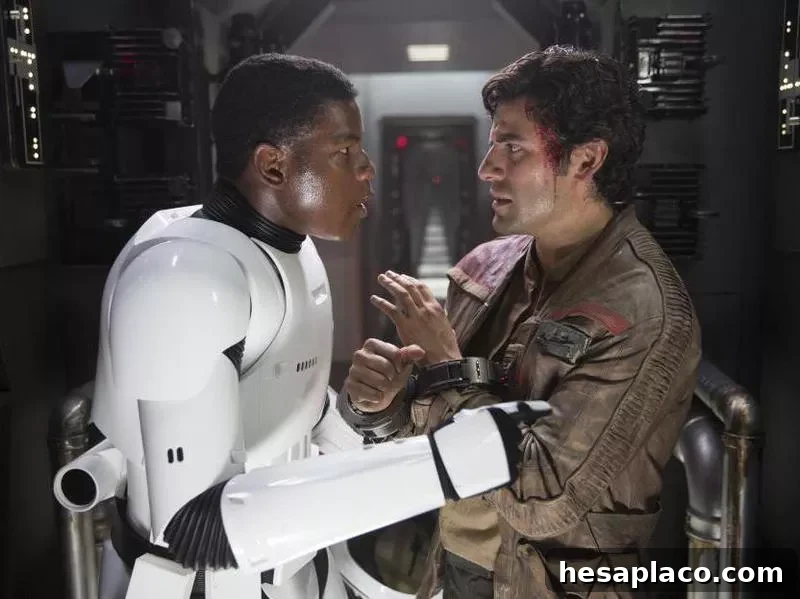 Oscar Isaac and John Boyega in Star Wars: Episode VII - The Force Awakens (2015)