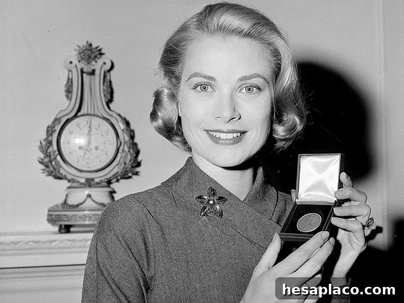 Grace Kelly wearing her diamond engagement ring in 1956
