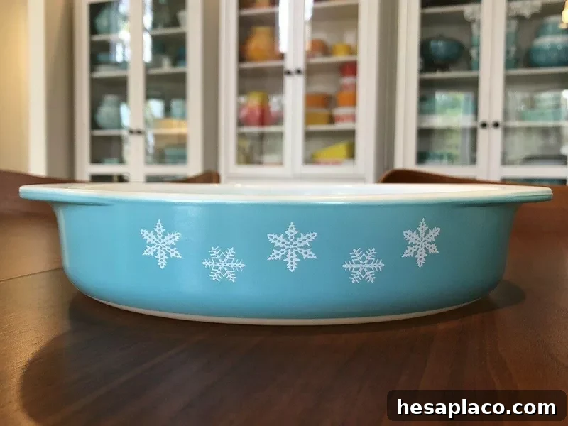 White Snowflake Round Cake Pan