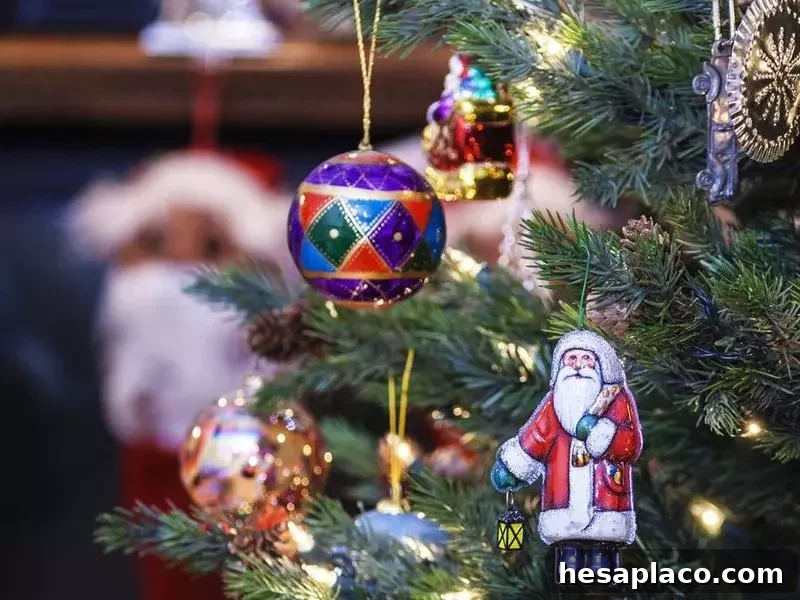Old-fashioned Santa Claus Christmas tree ornament
